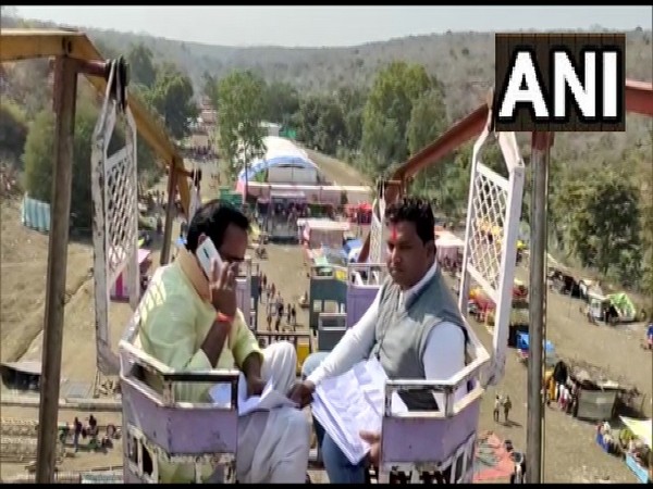 MP minister sits on 50-ft-high hammock in Ashoknagar to get mobile network for talking to officials 