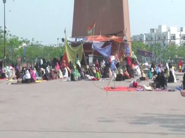 Anti-CAA protesters continue sit-in amid 'Janata Curfew' in Lucknow 