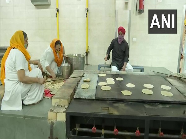 Delhi Sikh Gurudwara Prabandhan Committee provides langar food for COVID-19 patients