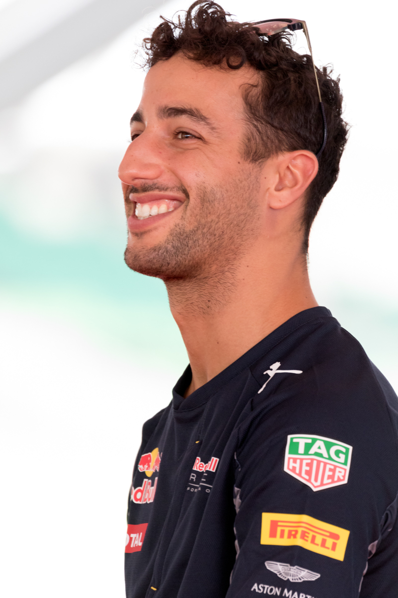 Motor racing-Champagne is Ricciardo's main aim for 2020