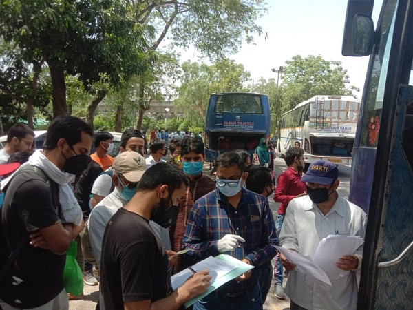 JMI hostelers from Bihar left for their homes in five buses arranged by the university