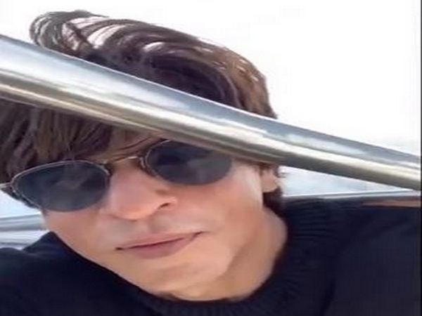 Shah Rukh Khan chills on yacht in Maldives