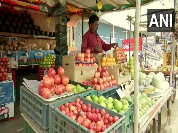 Hyderabad: With half the stock remaining unsold, fruit sellers hit hard by COVID-19 pandemic 