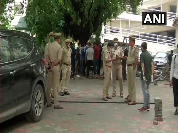Delhi police ASI dies, constable injured as roof of building collapses