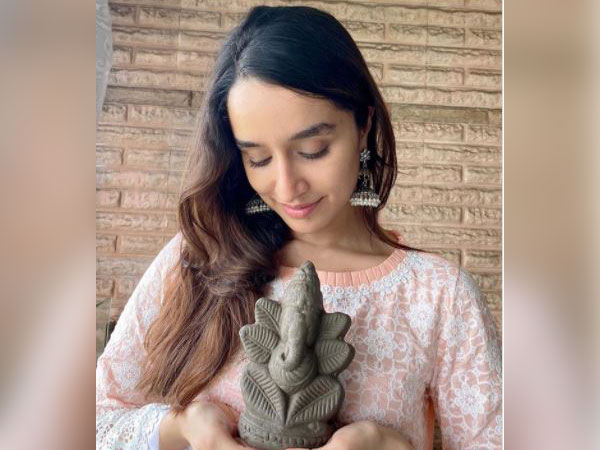 Shraddha Kapoor welcomes eco-friendly Ganesha idol, promotes immersion at home