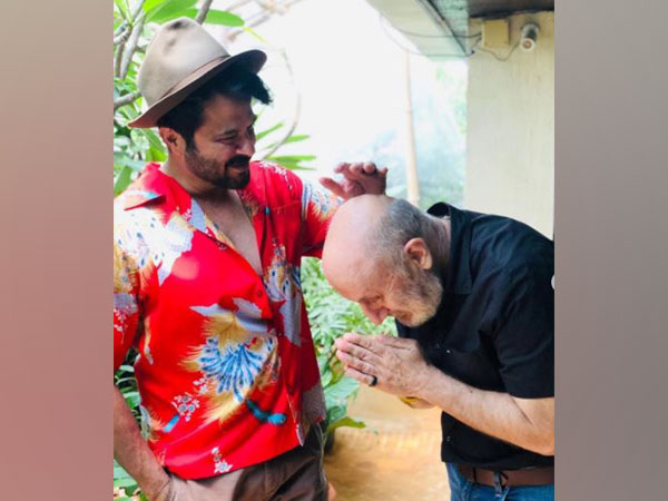 Anupam Kher thanks Anil Kapoor before leaving for shoot of 'The Last Show'