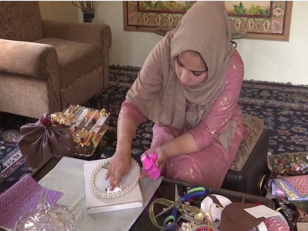 24-year-old woman becomes entrepreneur, starts home delivery of gift hampers in Kashmir Valley