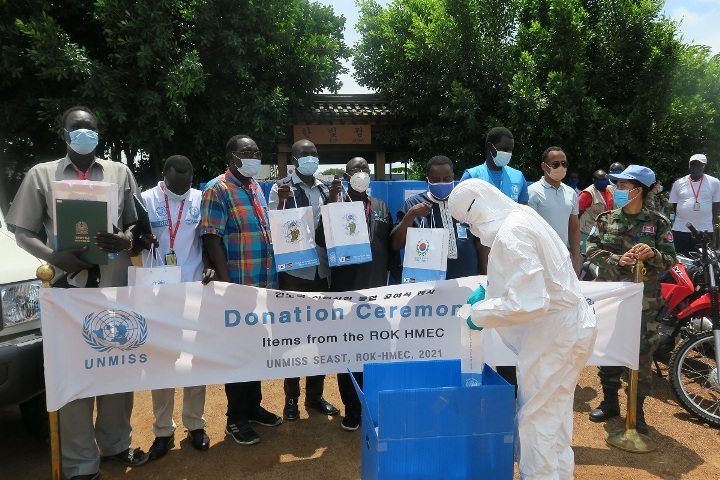 South Korean peacekeepers with UNMISS hand over ambulance and health supplies 