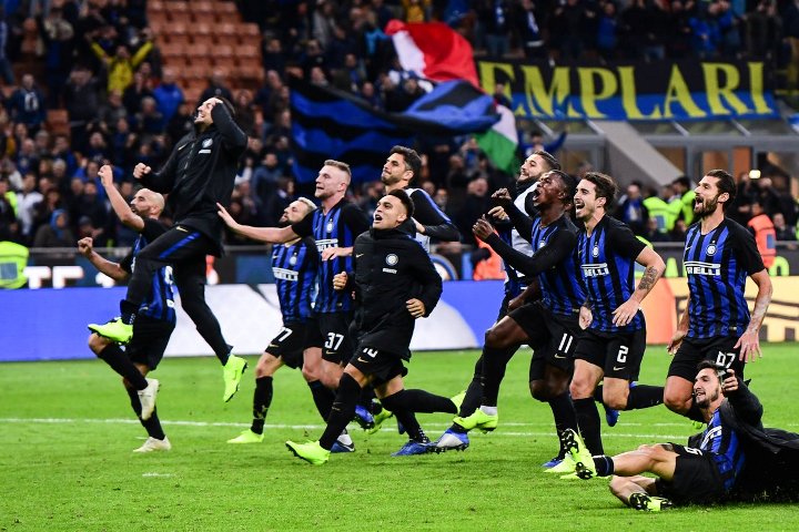 UPDATE 1-Soccer-Icardi snatches stoppage time winner for Inter in derby