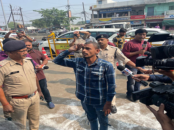 Following MP High court's bail condition man salutes Tricolour 21 times saying 'Bharat Mata ki Jai' at police station in Bhopal