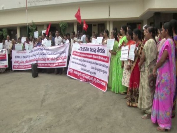 Andhra Pradesh: Govt employees protest in Vijayawada