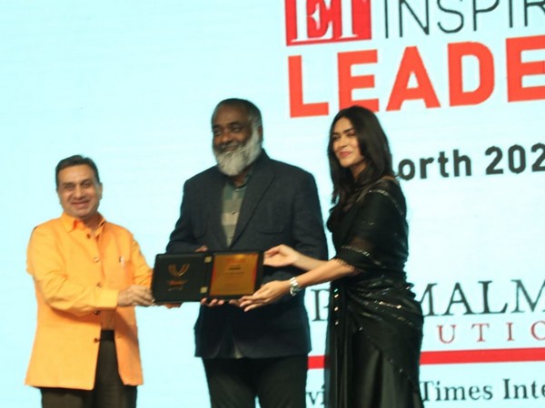 Painter AP Shreethar, Museum man of India was honored with Economic Times Inspiring Leaders Award - 2022 in Delhi