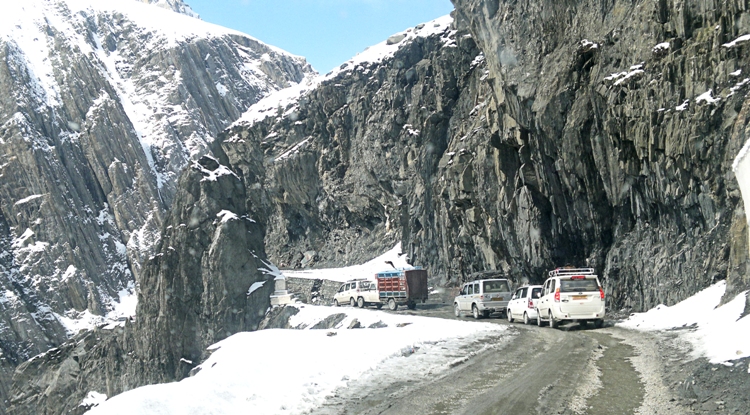 Jammu-Srinagar highway remains open for one-way traffic