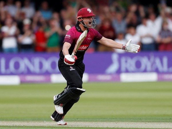 Somerset veteran James Hildreth extends contract with club