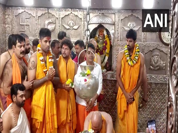 Indian cricketers offer prayers at Ujjain's Mahakaleswar temple for speedy recovery of Rishabh Pant
