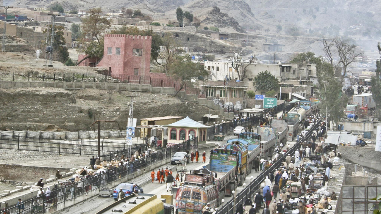 Trade resumes as Pakistan and Afghanistan reopen Torkham border crossing after 10 days