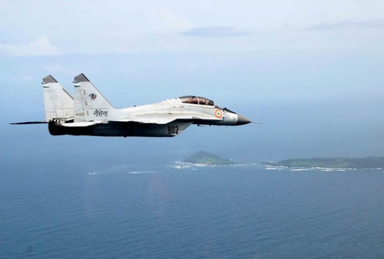 Navy''s MiG-29K jet crashes off Goa coast, pilot ejects safely