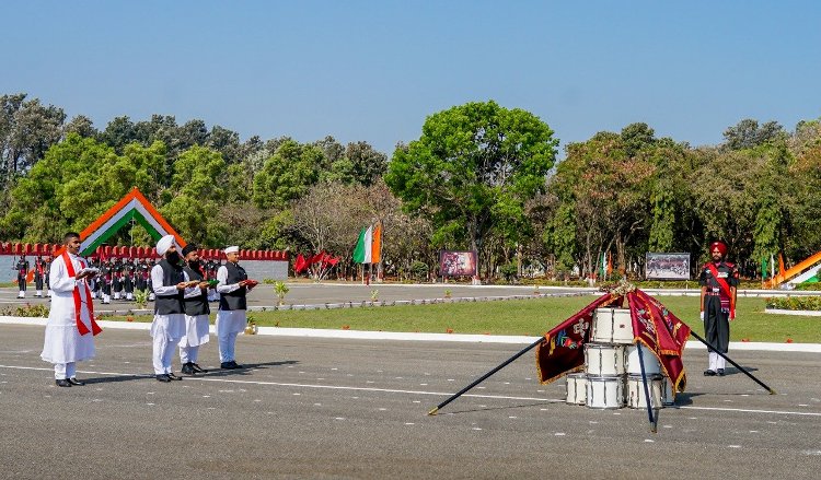Army Chief presents President’s Colours to 4 battalions of Parachute Regiment