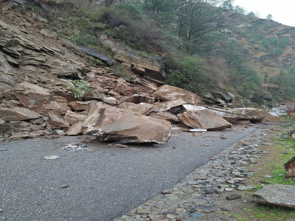NH 305 in Kullu for blocked due to landslide for 2 days 