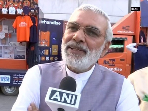Modi's lookalike files nominations from Lucknow as independent candidate 