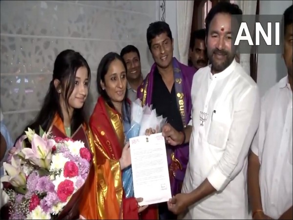 Telangana: Union Minister Kishan Reddy felicitates mother-daughter duo who thwarted robbery attempt at home