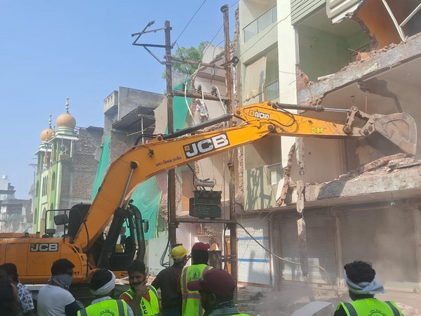 MP: District administration begins anti-encroachment drive as part of road widening in Ujjain; religious places also being removed