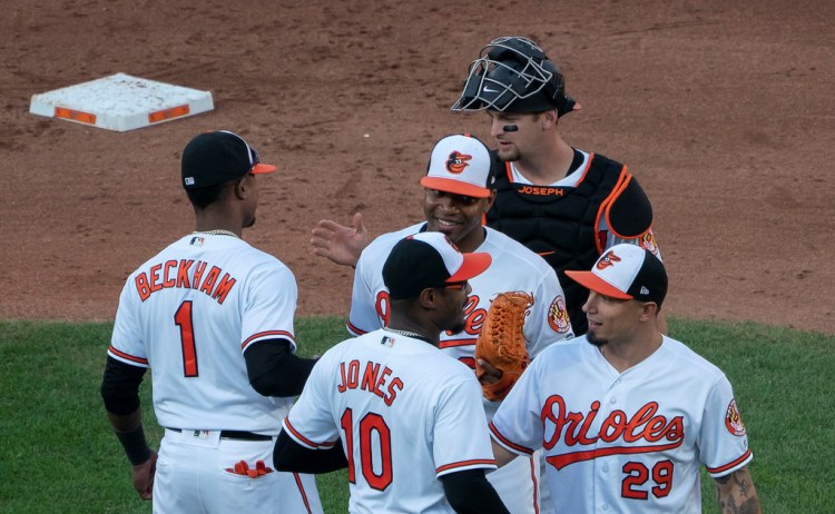 Orioles' Davis restrained from manager Hyde in dugout