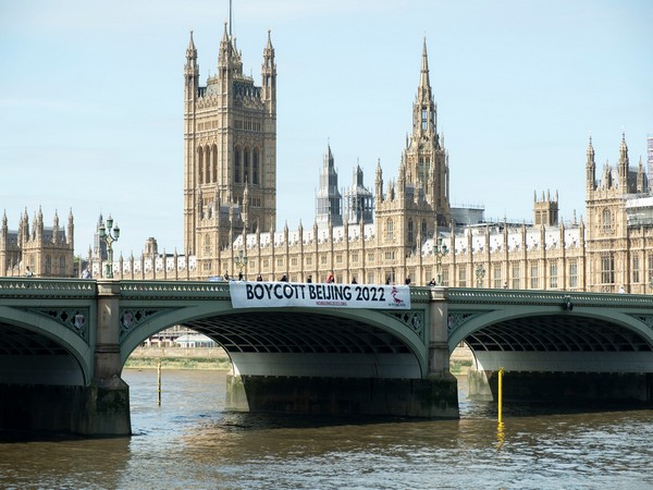 Free Tibet drops banner at Westminster Bridge urging boycott of Beijing Winter Olympics
