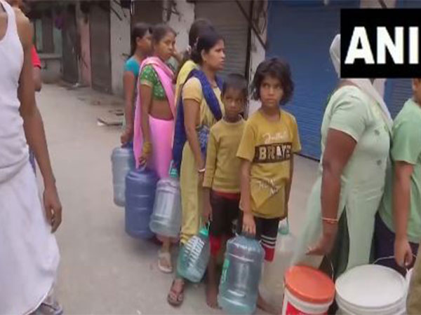 Delhi: Long queues continue to form at water tankers amid water crisis