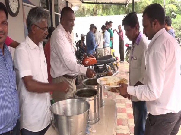 Vadodara: Pople in queue for PUC certificates get free food   