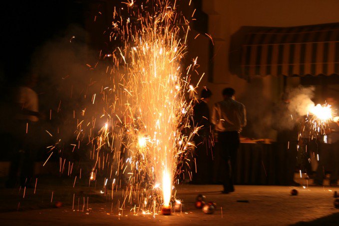 UPDATE 2-Indian activists smoulder over "green" Divali firecrackers