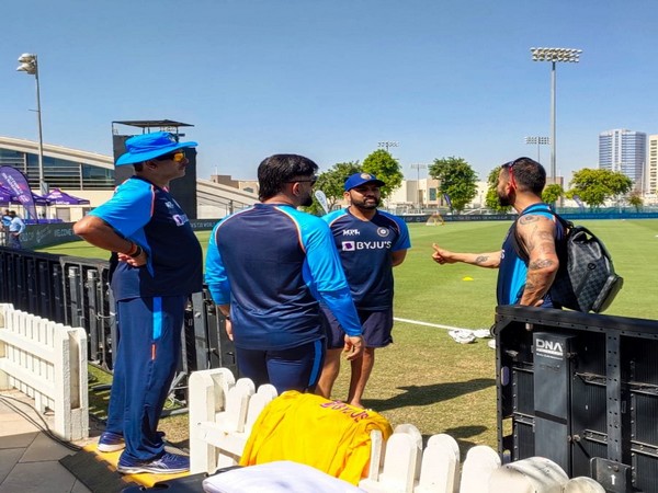 T20 WC: Dhoni's presence helping calm atmosphere ahead of high-voltage Pak game, says team source