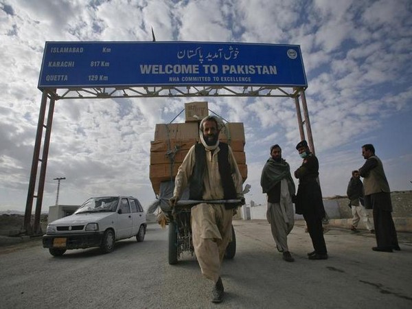 Thousands stranded as Afghan-Pakistan border crossing stays closed