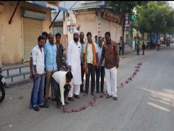 Latur: BJP workers celebrate after Devendra Fadnavis becomes CM for second term