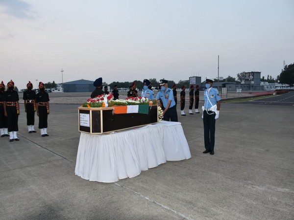 Brigadier Sanjay Saxena pays last respects to Havaldar Patil Sangram Shivaji who died in ceasefire violation by Pak