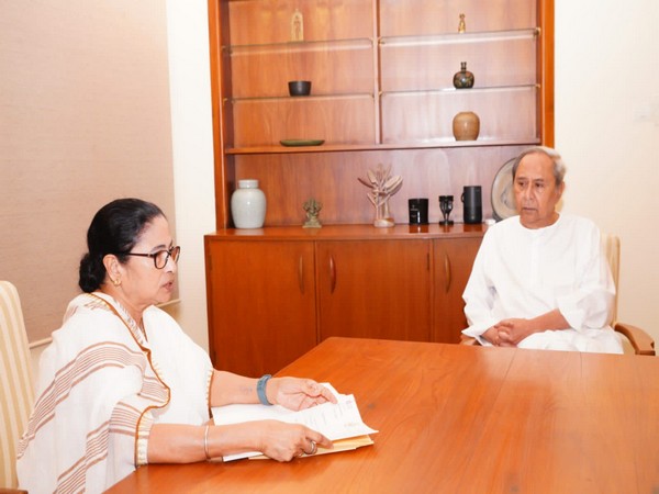 Odisha: Mamata Banerjee meets Naveen Patnaik, calls to strengthen India's federal structure