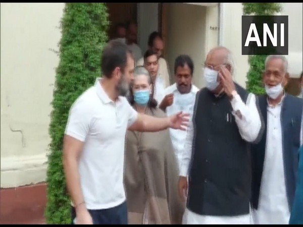 "If I touch you, they say I'm wiping my nose on your back": Rahul Gandhi tells Kharge