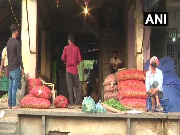 Delhi: Okhla vegetable market witnesses low turnout of customers due to lockdown