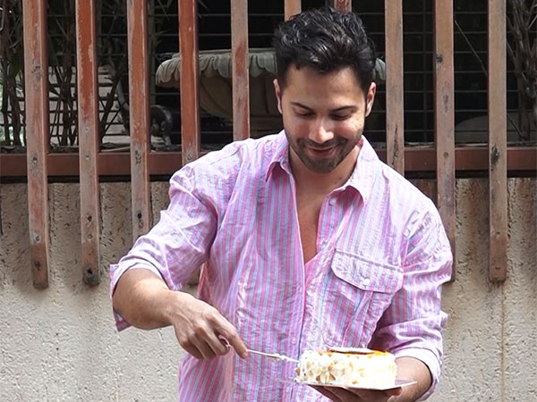 Varun Dhawan cuts his birthday cake with paps, see pictures