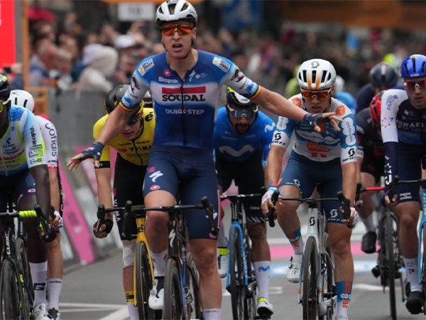 Giro D'Italia 2024: Tim Merlier pips Jonathan Milan in thrilling, chaotic sprint to win stage 18