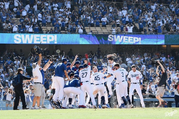 Dodgers' 7-run 6th leads them past Nats in Game 3