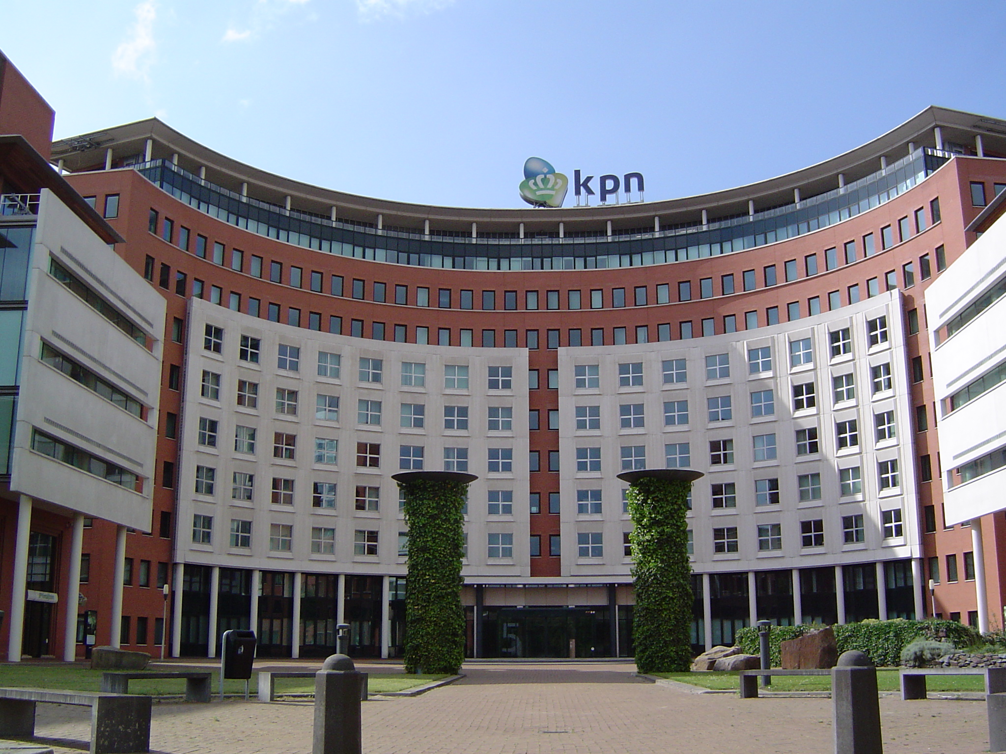 UPDATE 2-KPN drops new CEO Leroy amid investigation into share sale