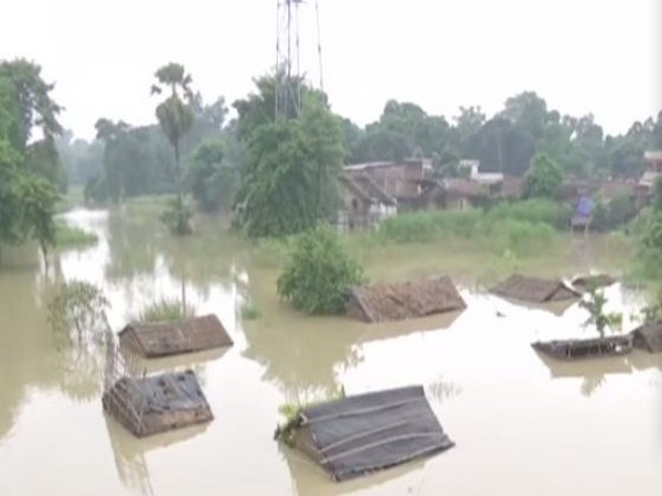 Villagers await help from admn while battling floods in Bihar's Samastitpur