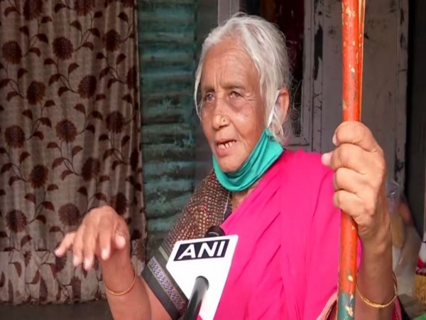 85-year-old Shantabai Pawar displays `lathi-kathi' skills on Pune streets, video goes viral