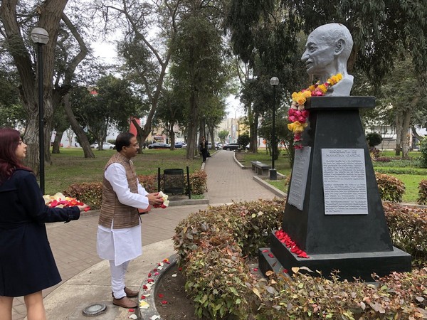 MoS MEA pays floral tribute to Mahatma Gandhi in Peru