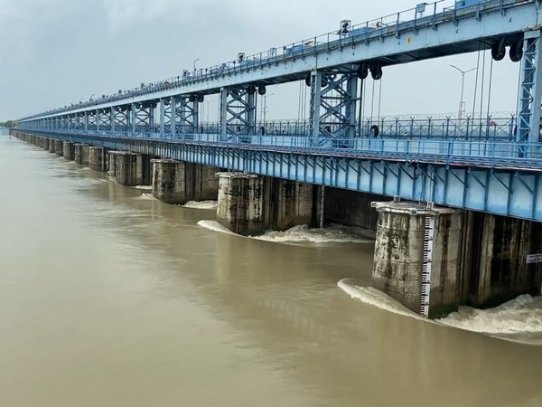 Uttar Ganga water level rises in Kanpur, authorities issue alert for low-lying areas 