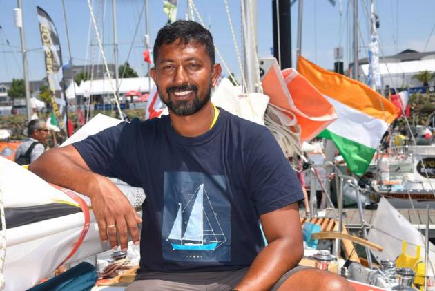 UPDATE 1-Indian sailor rescued from yacht stranded off Australian coast