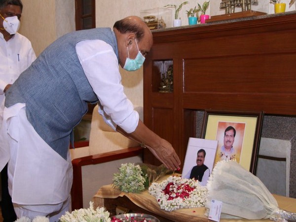    Rajnath Singh expresses condolences over Angadi's demise,  meets bereaved family members