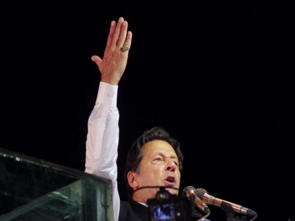 Imran Khan says 'thieves' ruling the country, getting their cases quashed