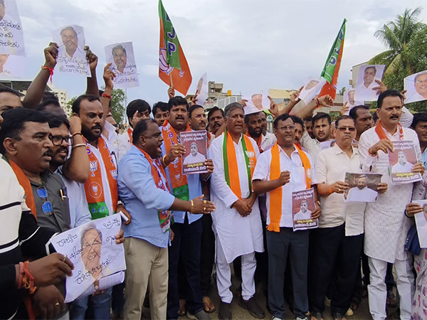 BJP Protests in Hubli Demanding CM Siddaramaiah's Resignation Post HC Decision